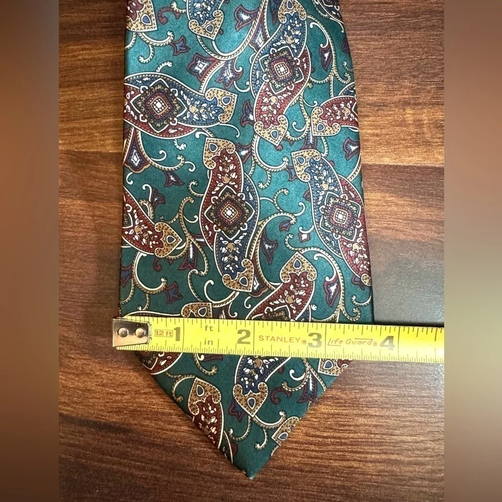 🌿SALE🌿SAKS Fifth Avenue All Silk Green Paisley Print Necktie
